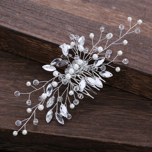 Détail d'un peigne à cheveux de mariée fait main avec cristaux et perles sur bois