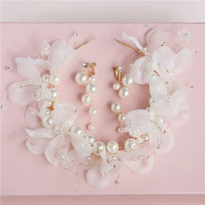 Elegantes Brautschmuck-Set mit weißen Tüllblumen und Perlen auf Golddraht