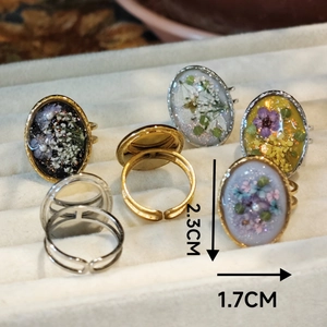 Anillo artesanal de acero inoxidable con flores secas y cara ovalada de 2,3x1,7cm