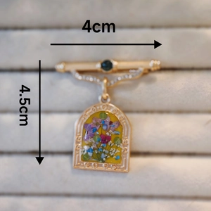 Handmade vintage oil painting style flower brooch with 4cm x 4.5cm dimensions