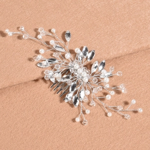 Peigne à cheveux de mariée fait main avec perles argentées et strass étincelants