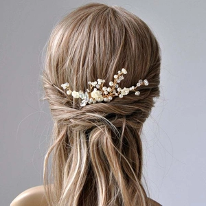 Elegante peineta para novia con perlas y flores de cristal para peinado de boda