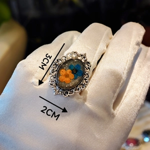 Vintage oval silver alloy ring with dried flowers and intricate openwork lace design