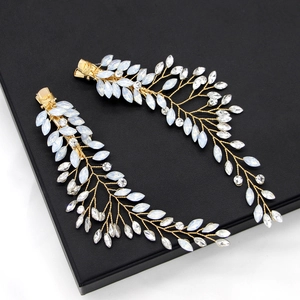 Détail de pinces à cheveux dorées avec pierres d'opale et strass brillants faits main