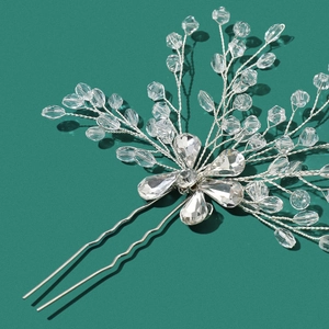 Détail d'épingle à cheveux mariée faite main avec fil d'argent et perles en cristal