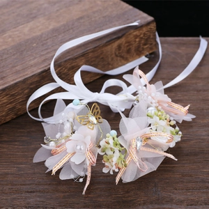 Eleganter Blumen-Handgelenkschmuck mit Spitzenblüten, Perlen und goldenen Schmetterlingen