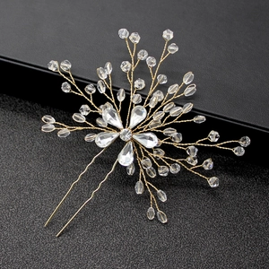 Détail macro d'épingle à cheveux de mariée avec cristaux et design floral doré élégant
