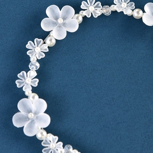 Detailaufnahme von Perlen-Blumen-Haarreif mit mattierten Blütenblättern und Kristallen