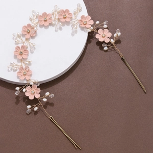 Nahaufnahme des Braut Stirnbands mit rosa Stoffblumen, Perlen und Kristallen