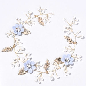 Détail de serre-tête de mariée fait main avec fleurs bleues et feuilles dorées
