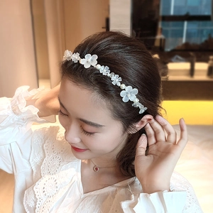 Eleganter weißer Blumen-Haarreif mit Harzblüten und Perlen auf einem weiblichen Model