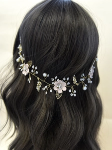 Vigne de cheveux de mariée élégante avec fleurs roses, perles blanches et feuilles dorées