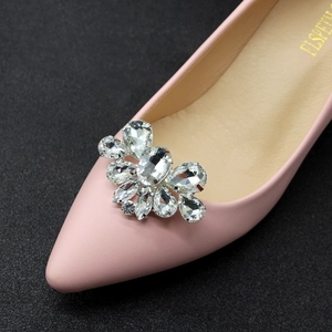Scarpa piatta rosa a punta con fibbia floreale scintillante in strass e cristalli