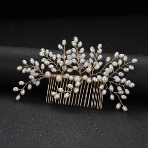 Elegante pettine per capelli da sposa in filo dorato con perle bianche e cristalli fini