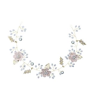 Détail d'un bandeau à fleurs fait main avec perles argentées et feuilles dorées