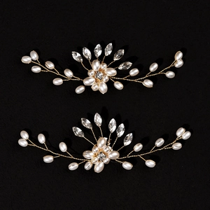 Dettaglio di clip per scarpe con perle fatte a mano, fiori in filo d'oro e strass