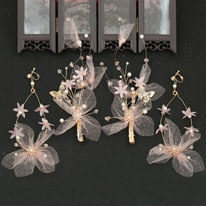 Parure de mariée avec barrettes et boucles d'oreilles, fleurs en résille rose et papillons dorés