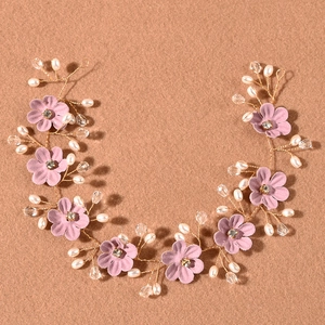 Detail eines handgefertigten Braut-Haarranken mit rosa Blumen, Perlen und Kristallen