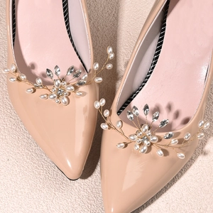 Elegante clip per scarpe beige con perle e cristalli su tacchi a punta per la sposa