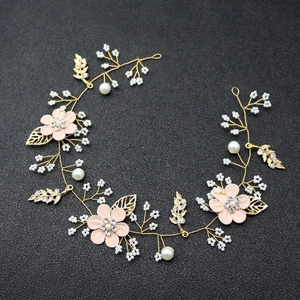 Bandeau floral de mariée fait main avec fleurs roses, perles blanches et feuilles d'or
