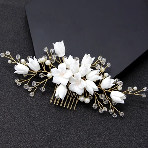 Pettine per capelli da sposa fatto a mano con fiori in ceramica, perle e cristalli d'oro