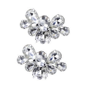Dettaglio delle fibbie per scarpe con strass marquise e motivo floreale in cristallo