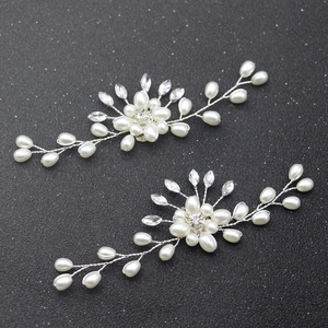 Dettaglio di clip per scarpe da sposa fatte a mano con perle, strass e design floreale