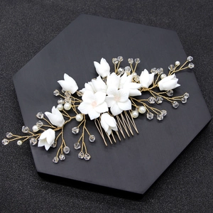 Pettine per capelli sposa con fiori di argilla bianchi perle e cristalli su filo oro