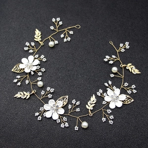 Détails de ce bandeau de mariée avec fleurs blanches, perles et feuilles dorées