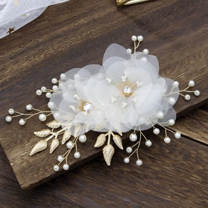 Accessoire cheveux mariage élégant avec fleurs en résille, perles et feuilles dorées