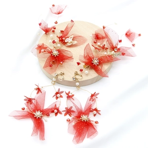 Parure de tête de mariée rouge avec fleurs, papillons dorés et boucles d'oreilles créoles