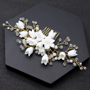 Pettine sposa con fiori di ceramica bianca, perle e cristalli su filo dorato
