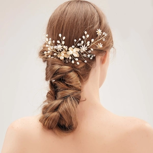 Detailansicht eines Braut-Haarkamms mit Perlen und Kristallen in einer Hochsteckfrisur