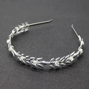 Detailansicht eines silbernen Blätter-Diadems mit glitzernden Kristallblumen-Details