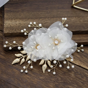 Accessoire cheveux mariée avec fleurs en dentelle blanche, perles et feuilles dorées