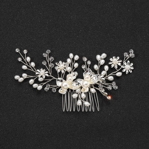 Braut Haarkamm in Silber mit weißen Perlen und Kristallblumen für elegante Hochzeitsfrisuren