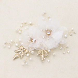 Accessoire cheveux mariée élégant avec fleurs en résille et perles sur fil doré