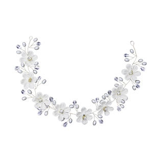 Detail von handgefertigtem Braut-Haarschmuck mit weißen Blumen, Kristallen und Perlen