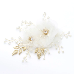Coiffe de mariée dorée élégante avec fleurs en maille ivoire et branches de perles