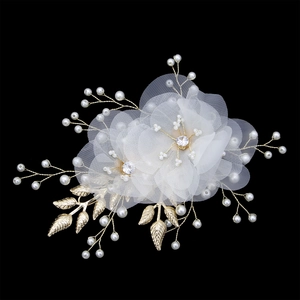 Coiffe de mariée élégante avec fleurs en tulle blanc, perles et feuilles en alliage doré