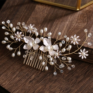 Exquisite Braut Haarkamm mit Perlen, Kristallen und Blütenblättern auf Golddraht