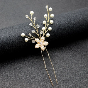 Détail de l'épingle à cheveux de mariée en forme de U avec perles et cristaux