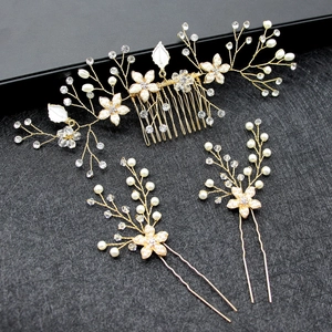 Brauthaarkamm und Haarnadeln Set mit weißen Blumen, Perlen und goldenen Kristalldetails