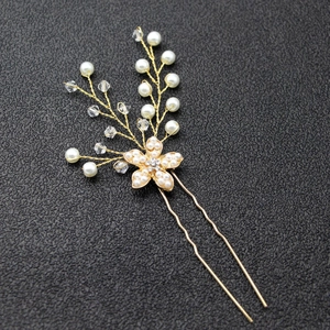 Détail de l'épingle à cheveux de mariée avec perles blanches et cristaux étincelants