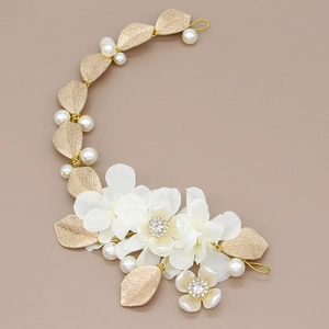 Serre-tête de mariée élégant avec fleurs blanches, feuilles dorées et perles sur chaîne