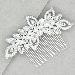 Détail d'un peigne à cheveux de mariée avec strass marquise et perles blanches