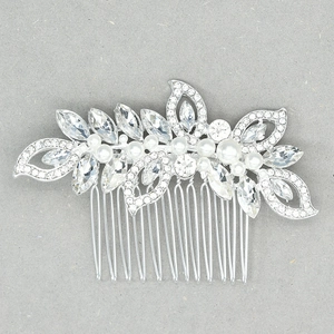 Détail d'un peigne à cheveux floral avec strass et perles blanches argentées