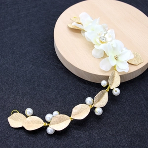 Serre-tête de mariée fait main avec fleurs blanches, feuilles dorées et perles