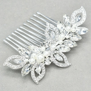 Détail d'un peigne à cheveux de mariée argenté avec perles et strass marquise