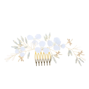 Peigne à cheveux de mariée doré avec fleurs blanches, perles et libellules sur fond blanc